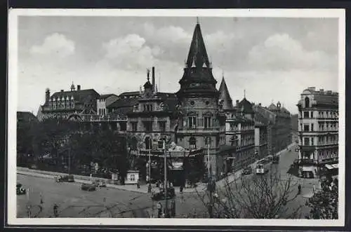 AK München, Gasthaus Löwenbräu-Keller M. Piser mit Kreuzung u. Strassenbahn aus der Vogelschau