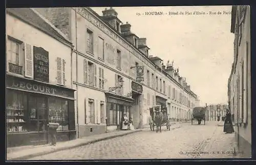 AK Houdan, l`Hôtel du Plat d`Etain à la rue de Paris, deux attelages dans la rue