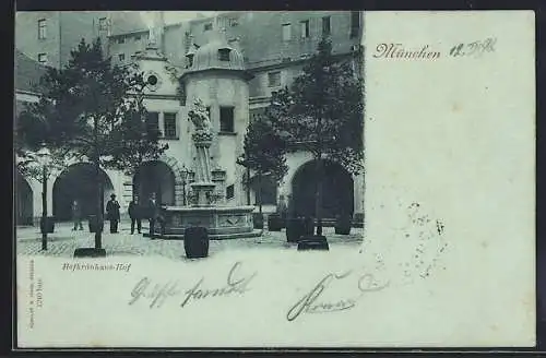Mondschein-AK München, Hofbräuhaus, Hofansicht mit Brunnen