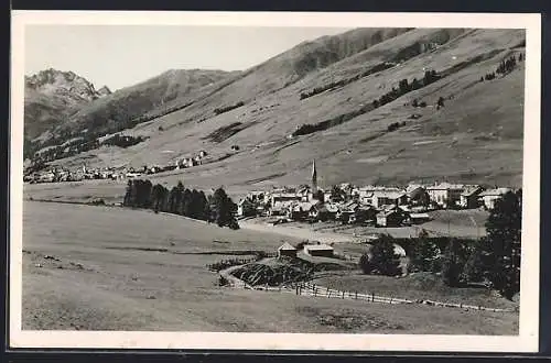 AK Scanfs, Ortsansicht mit Zuoz und Bergpanorama