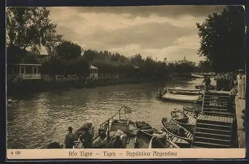 AK Tigre, Flusspartie mit kleinen Fischerbooten