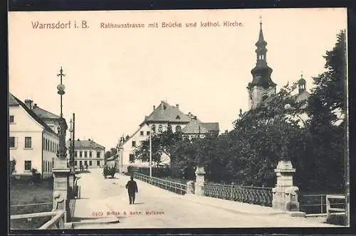 AK Warnsdorf / Varnsdorf, Rathausstrasse mit Brücke und kathol. Kirche