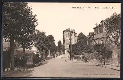AK Meudon, l`avenue Le Corbeiller, un cycliste et quelques passants