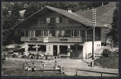 AK Beatenberg, Blick auf Pension, Cafe und Handlung E. Schmocker