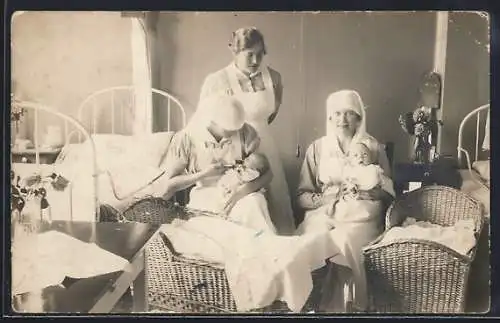 Foto-AK Krankenschwestern mit zwei Babys