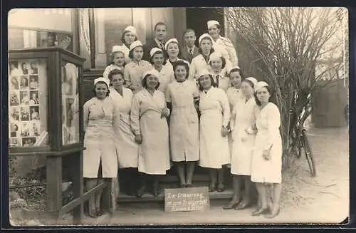 Foto-AK Malchow, Krankenschwestern auf einer Treppe, Erinnerung an gem. Kriegsarbeit, 1941