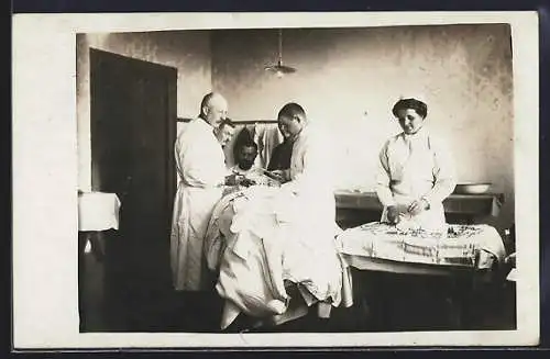 Foto-AK Arzt und Krankenschwestern behandeln einen Patienten
