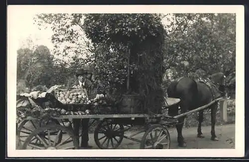Foto-AK Händler mit einem Pferdewagen voller Gemüse