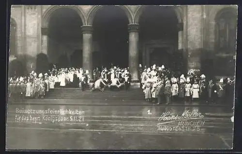 AK München, Beisetzung des bayr. Königspaars 1921, Särge vor der Kirche