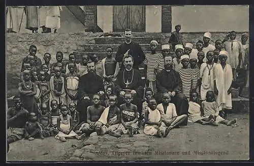 AK Mgr. Allgeyer inmitten von Missionaren und Missionsjugend
