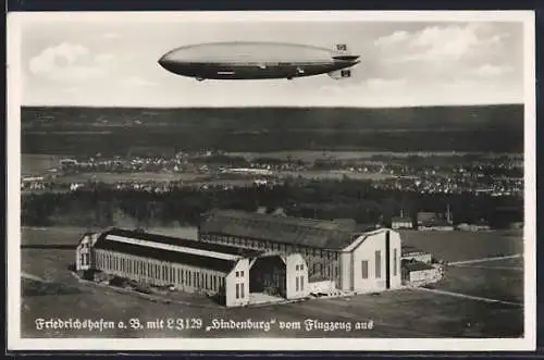 AK Friedrichshafen a. B., Zeppelin über der Werft, Fliegeraufnahme