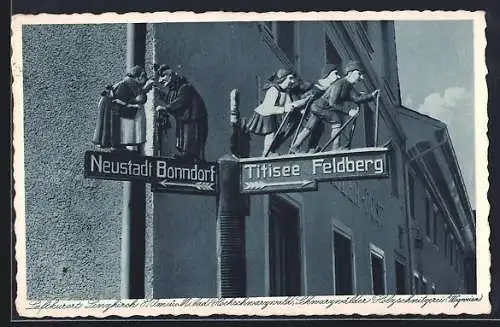 AK Lenzkirch /Bad Hochschwarzwald, Wegweiser Neustadt Bonndorf und Titisee Feldberg, Holzschnitzerei
