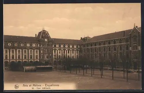 AK Erquelinnes, Arts et Métiers, Cour intérieure