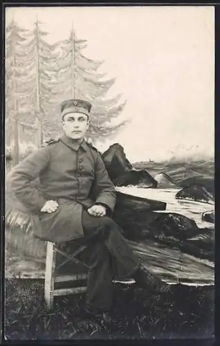 Foto-AK Soldat in Uniform vor Studiokulisse