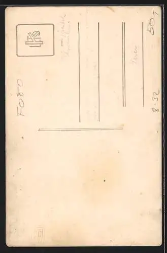 Foto-AK Drei Dienstmädchen in ihrer Arbeitskleidung