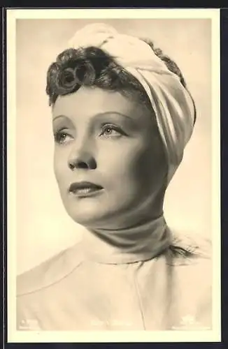 AK Schauspielerin Ellen Bang mit Kopftuch porträtiert
