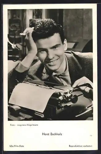 AK Schauspieler Horst Buchholz Lächelnder Blick mit Schreibmaschine