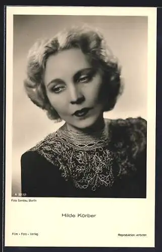 AK Schauspielerin Hilde Körber, Portrait in bestickter Bluse