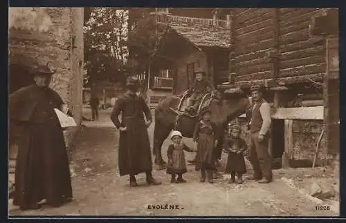 AK Evolène, Strassenpartie und Bauernfamilie mit Pferd