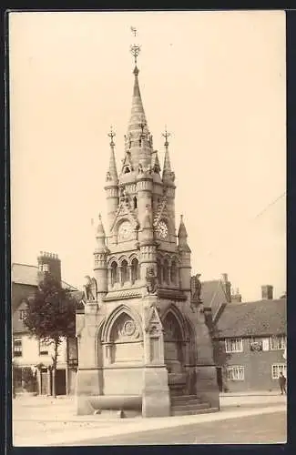 AK Stratford-on-Avon, Strassenpartie mit Denkmal