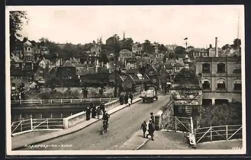 AK Bradford-on-Avon, Brücke mit Passanten