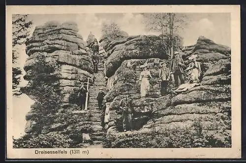 AK Neureichenau / Dreisesselfels, Felsformation mit Wanderern