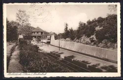 AK Bildstock /Saar, Bahnhof mit Gleisen