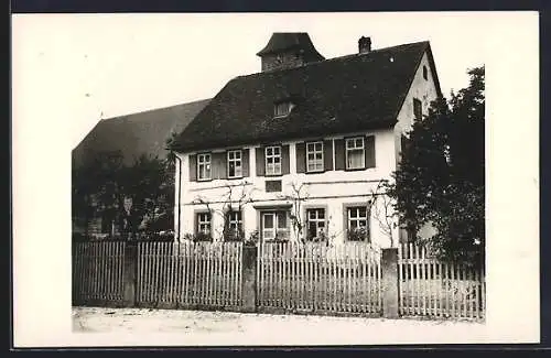 Foto-AK Nenningen, Pfarrhaus mit Garten