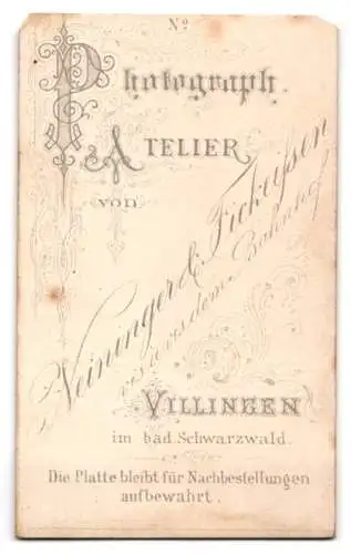 Fotografie Neininger & Fickeisen, Villingen, Dame in Tracht mit Kopftuch posiert im Atelier