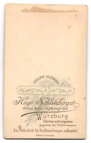 Fotografie H. Schlitzberger, Würzburg, ältere Dame in Tracht mit Schal um den Kopf
