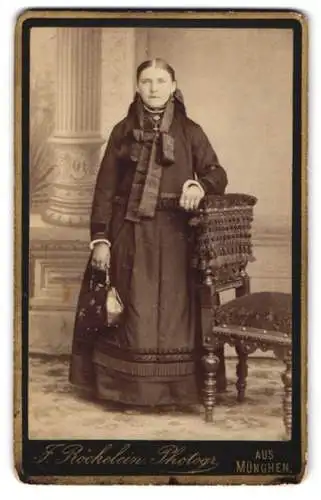 Fotografie Joh. Röckelein, München, hübsche junge Frau im Trachtenkleid mit Handtasche