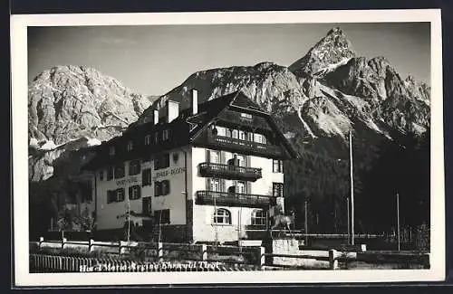 AK Ehrwald /Tirol, Hotel Maria Regina mit Denkmal und Bergpanorama