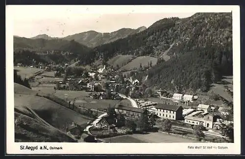 AK St. Aegyd a. N., Gesamtansicht mit Bahnschienen u. Bergpanorama aus der Vogelschau
