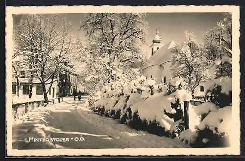 AK Hinterstoder /O. Ö., Strassenpartie mit Kirche im Winter