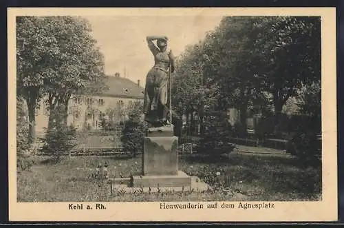 AK Kehl a. Rh., Heuwenderin auf dem Agnesplatz