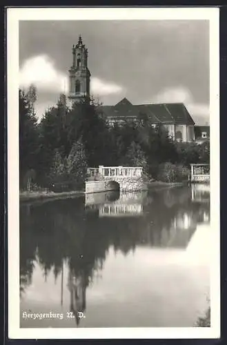 AK Herzogenburg /N. D., Kirche und Uferbauten vom Wasser aus