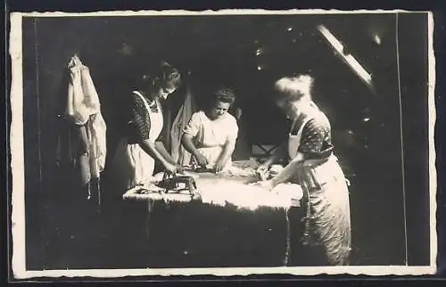 Foto-AK Drei Frauen mit Bügeleisen bei der Arbeit