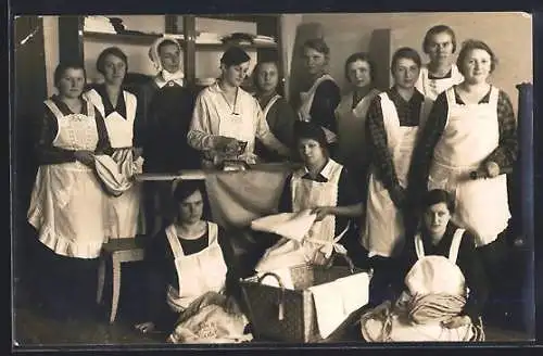 Foto-AK Frauen in Schürzen an einem Bügelbrett