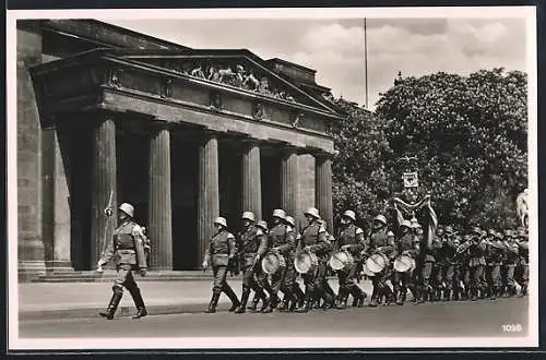 AK Berlin, Aufzug der Wache vor dem Ehrenmal