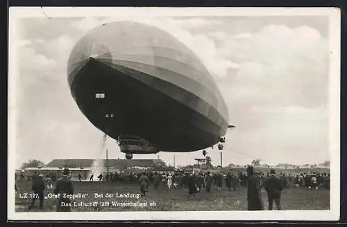 Foto-AK LZ 127 Graf Zeppelin lässt bei der Landung Wasserballast ab