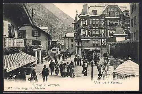 AK Zermatt, Blick in eine Strasse mit Passanten