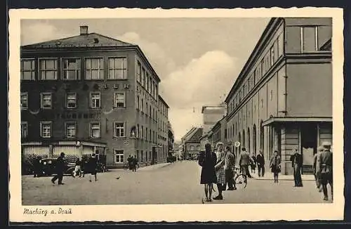 AK Marburg /Drau, Strassenpartie mit Restaurant und Passanten
