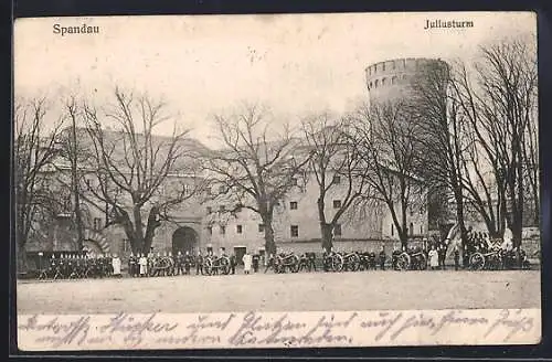 AK Berlin-Spandau, Soldaten mit Kanonen vor dem Juliusturm