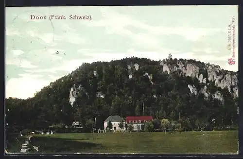 AK Doos / Fränk. Schweiz, Häusergruppe vor dem Berg