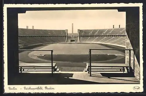Foto-AK Berlin, Blick ins Olympia-Stadion durch das Osttor