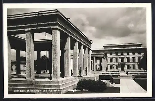 AK München, Ehrentempel und Führerhaus am Königlichen Platz