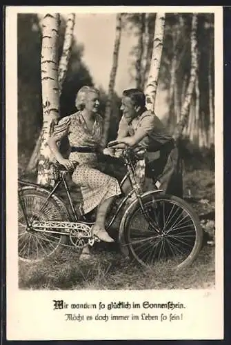 AK Wir wandern so glücklich im Sonnenschein, Möcht es doch immer im Leben so sein!, Paar mit Fahrrad