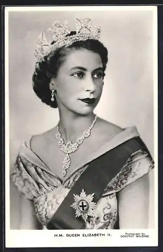 AK Königin Elizabeth II. von England mit Krone und kostbarem Collier