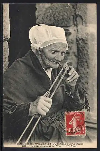 AK Coutumes, rauchende, alte Frau steckt sich eine Pfeife an