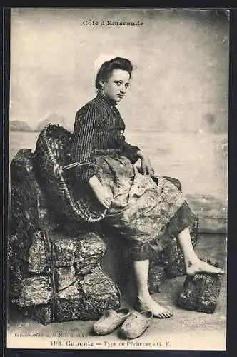 AK Fischerin in Tracht aus Cancale am Strand